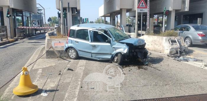 Patti – Un giovane si  schianta sulle barriere d’ingresso dell’autostrada.  Trasportato in ospedale