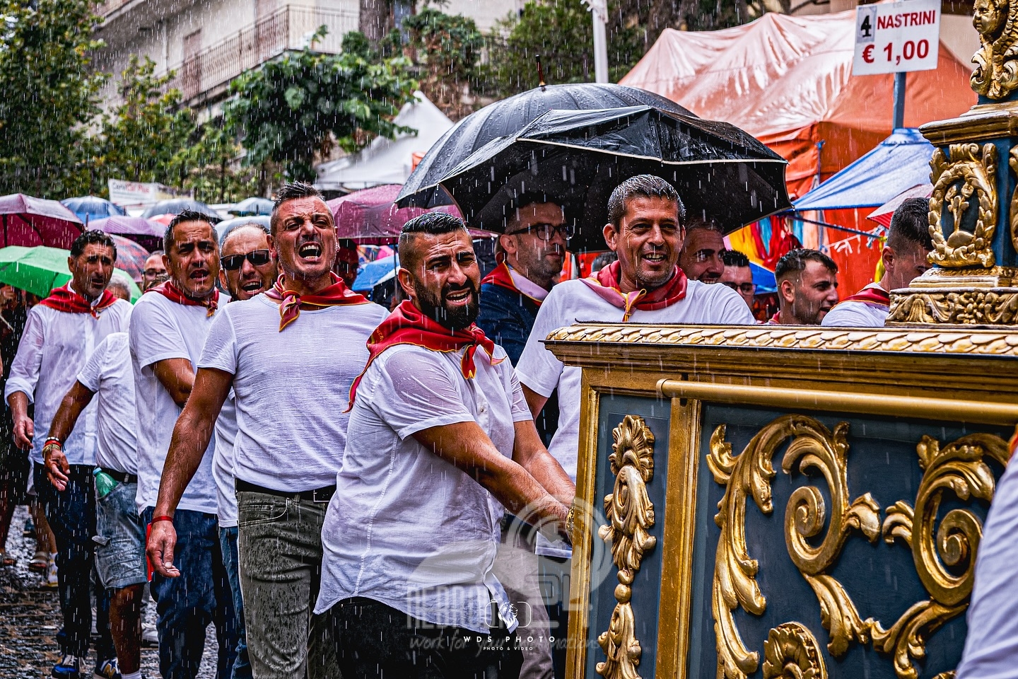 San Salvatore di Fitalia – Nonostante la pioggia si è svolta la processione di San Calogero. Stasera confermato il concerto dei Nomadi